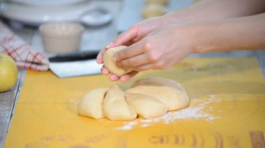 Çörekler yapma. Hamur masanın üzerinde. Hamur yoğurmak. Eller için bir fırın fırında ekmek düzenlenmesi. Çörekler, yapılacak hamur hazırlama fırında ekmek fabrikası.