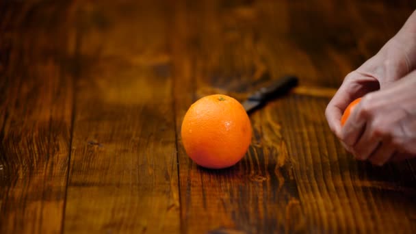 Mãos de mulher descascar tangerina, tangerina . — Vídeo de Stock