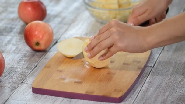 Режу яблоко на ломтиках. Подготовка ингредиентов для приготовления яблочного пирога . — стоковое видео