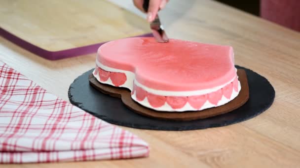 Der Prozess der Zubereitung von Kuchen in Herzform. Schritt für Schritt Konditor macht einen Kuchen. — Stockvideo