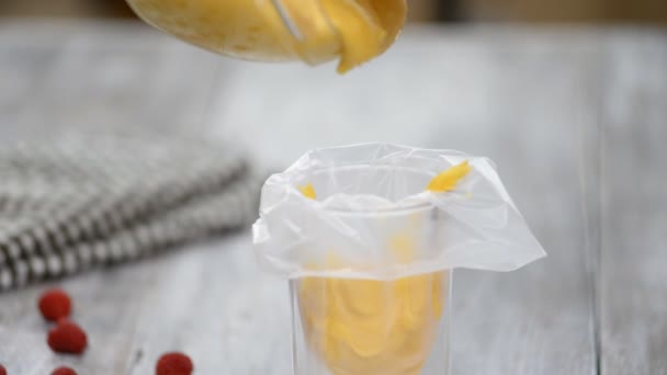 Pasta per eclairs e profiteroles. Mettere in un sacchetto di pasticceria pasta frolla . — Video Stock