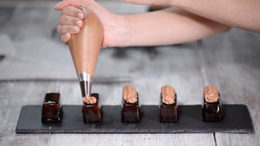 Kek krema sıkma. Lezzetli lezzetli krem kek sıkılmış. Modern Fransız tatlı yapma.