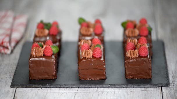 Tortas de chocolate decoradas a mano con hoja de menta . — Vídeos de Stock