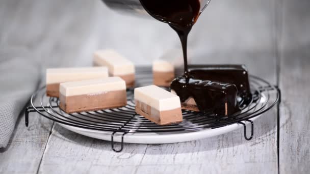 Bir lezzetli Mus tatlı pour çikolata ayna sır. Sıvı lezzetli tatlı tatlı yemek. — Stok video