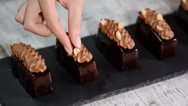 Pastel de mousse francés, vista superior. Pasteles cubiertos con esmalte de chocolate sobre fondo de madera. Postre con sabor delicado . — Vídeo de stock