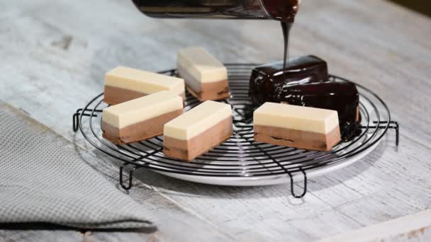 El glaseado de chocolate en la torta esmerilada.Moderno pastel de mousse francés con esmalte de espejo de chocolate . — Vídeos de Stock