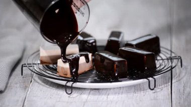 Froasted kek üzerine çikolata sosu. Modern Fransız mousse kek çikolata ayna sır ile.
