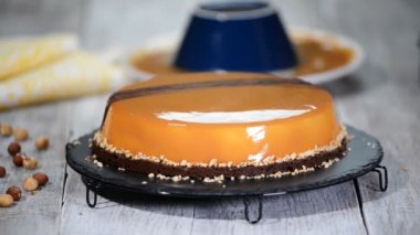 Adım adım. Yapma mousse kek karamel ayna sır ile. Serisi.