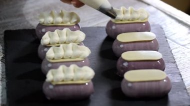 Pudra kırbaçlanan krem mutfak at ile küçük kek süslemeleri.