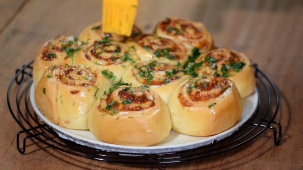 Panecillos de levadura con queso parmesano. Cepille los bollos con una mantequilla derretida y eneldo . — Vídeos de Stock