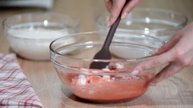 Lezzetli berry Mus bir kasede karıştırın. Pişirme işlemi