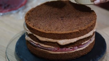 Şurubu ile sünger kek katman iliklerine.