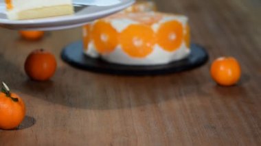 Ev yapımı mandalina mousse kek parçası.