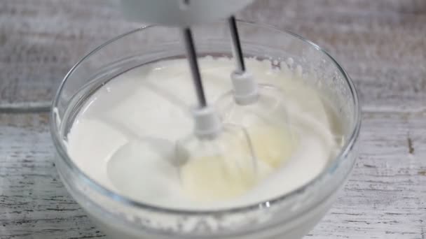 Kész verte ostorozó tejszín, hogy puha csúcsok. — Stock videók