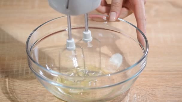 Процесс взбивания яичных белков смесителем — стоковое видео