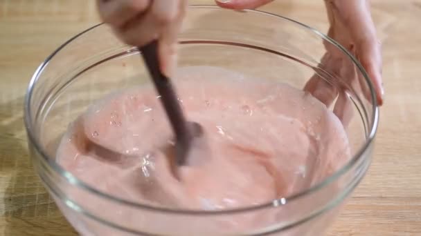 Перемешать вкусный ягодный мусс в миске. Процесс приготовления — стоковое видео