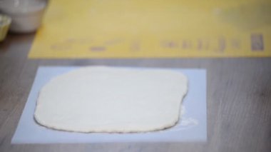 Hamur zeytin yağı dökün.