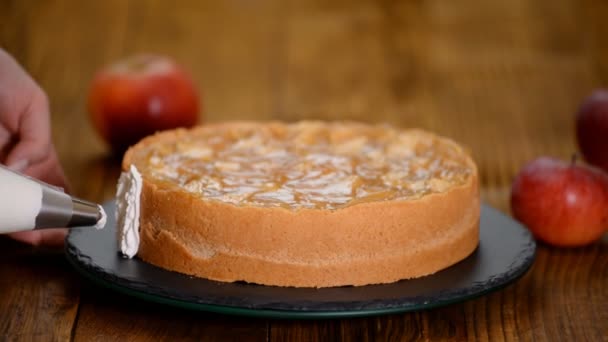 Chef pâtissier décore un gâteau aux pommes dans une confiserie . — Video