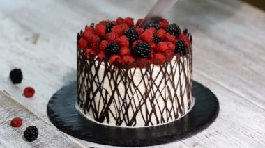 Kesme trendy rustik dikey roll yüksek kek berry ile.