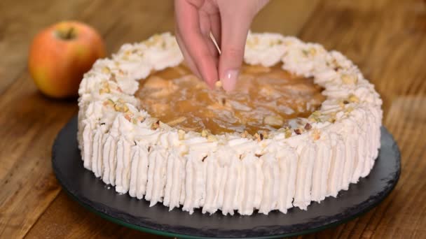 Konditor dekoriert Apfelkuchen mit Pistazien. — Stockvideo