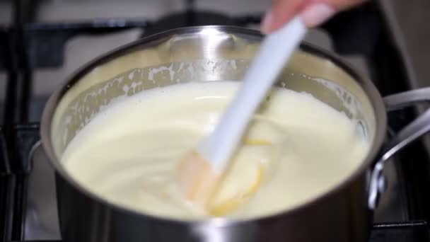 Vaniljsås grädde i kastrull. Matlagningsgrädde. — Stockvideo