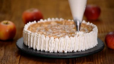 Pasta şefi bir şeker dükkanı bir elma pasta Süsle.