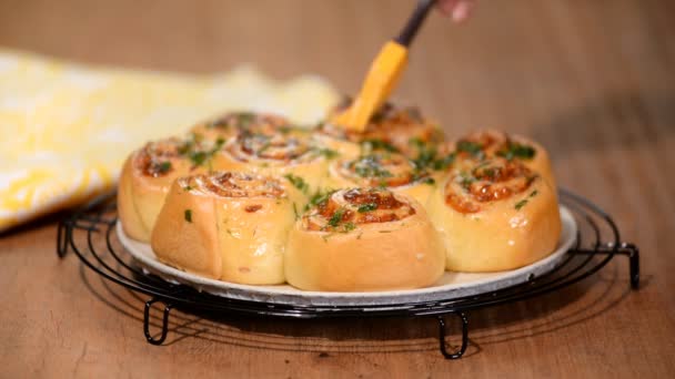 Hefebrötchen mit Parmesan. Bürstenbrötchen mit schmelzender Butter und Dill. — Stockvideo