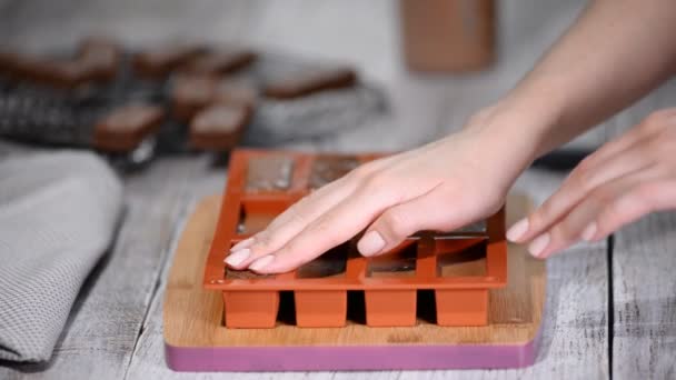 Cuisinière faisant le dessert de mousse dans le moule de silicone . — Video