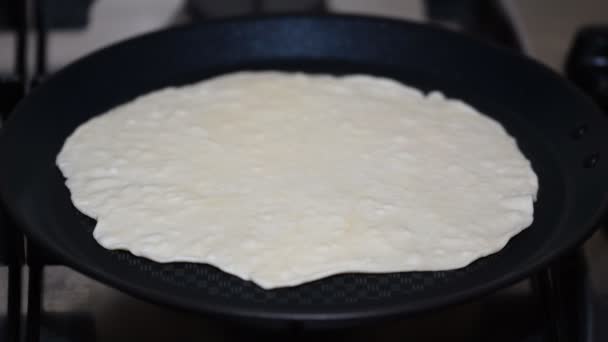Porumb alb Tortilla gătit în tigaie fierbinte . — Videoclip de stoc