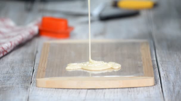 Décor de fabrication de chocolat blanc fondu. Processus de cuisson — Video