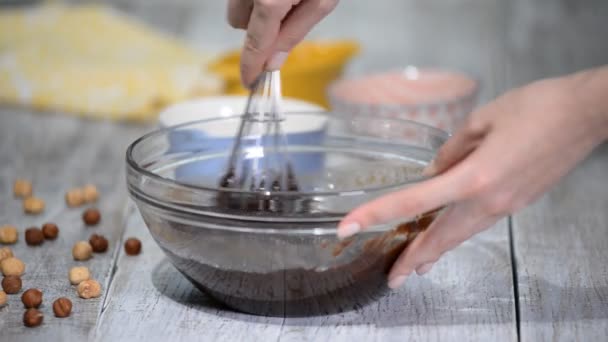 Schokoladendessert zubereiten. Vorbereitung für das Backen von Brownie-Kuchen. Eier in den Teig geben. — Stockvideo