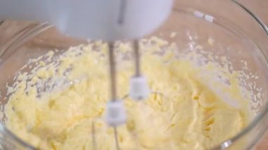 Bir kapta tereyağı krem kırbaçlanan.