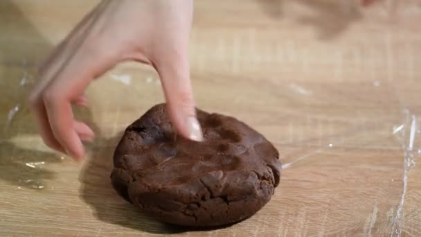 Overhead van vrouw deeg te verpakken in een plastic wrap — Stockvideo