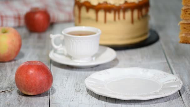 Apple cake with cream and caramel. — Stock Video