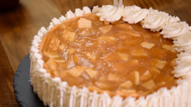 Chef van het gebakje siert een appeltaart in een snoepwinkel. — Stockvideo