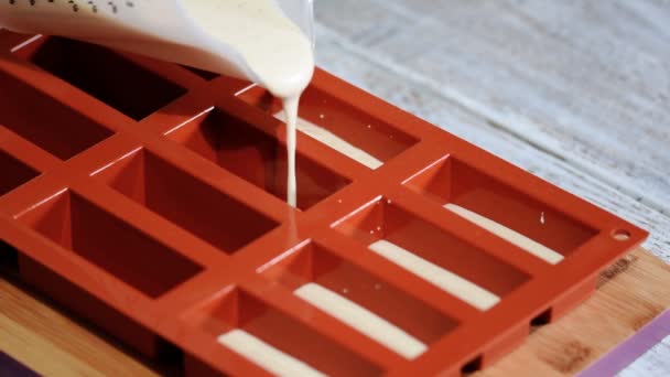 Pastelero llenando un molde de silicona con una mousse de chocolate. Hacer postre francés . — Vídeos de Stock