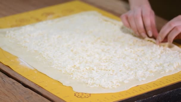 チーズを作る女性は、テーブルでパンをロール、クローズ アップ — ストック動画