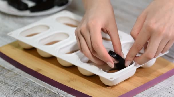 Doces em moldes de silicone. Prepare pequenos bolos com geleia . — Vídeo de Stock