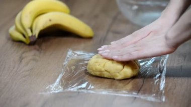Hamur içinde net film sarın. Shortcrust puf böreği serisi yapma.