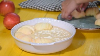 Kadın el elma kek yapmak. Yakın çekim.