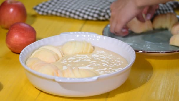 Frauen backen von Hand Apfelkuchen. Nahaufnahme. — Stockvideo