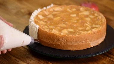 Pasta şefi bir şeker dükkanı bir elma pasta Süsle.
