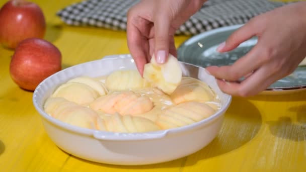 Mujer haciendo pastel de manzana a mano. Primer plano . — Vídeo de stock