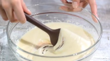 Heyecan beyaz kek hamuru kapatın. Eller kasede beyaz hamuru karıştırın, yakın çekim.