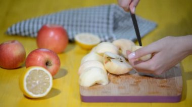 Kesme elma dilimleri üzerinde. Elmalı pasta pişirme için malzemeler hazırlanıyor.