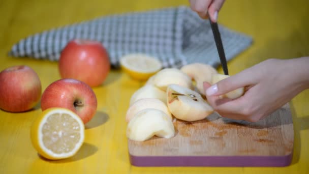 Kesme elma dilimleri üzerinde. Elmalı pasta pişirme için malzemeler hazırlanıyor. — Stok video