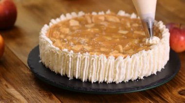 Pasta şefi bir şeker dükkanı bir elma pasta Süsle.