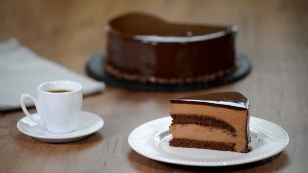 Bir fincan kahve ile çikolata mousse kek parçası. — Stok video