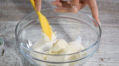 Kek hazırlama için WOMANS eller Mix krem.