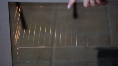 Bir pişirme çanağı bir hamuru pasta ile fırına eller.